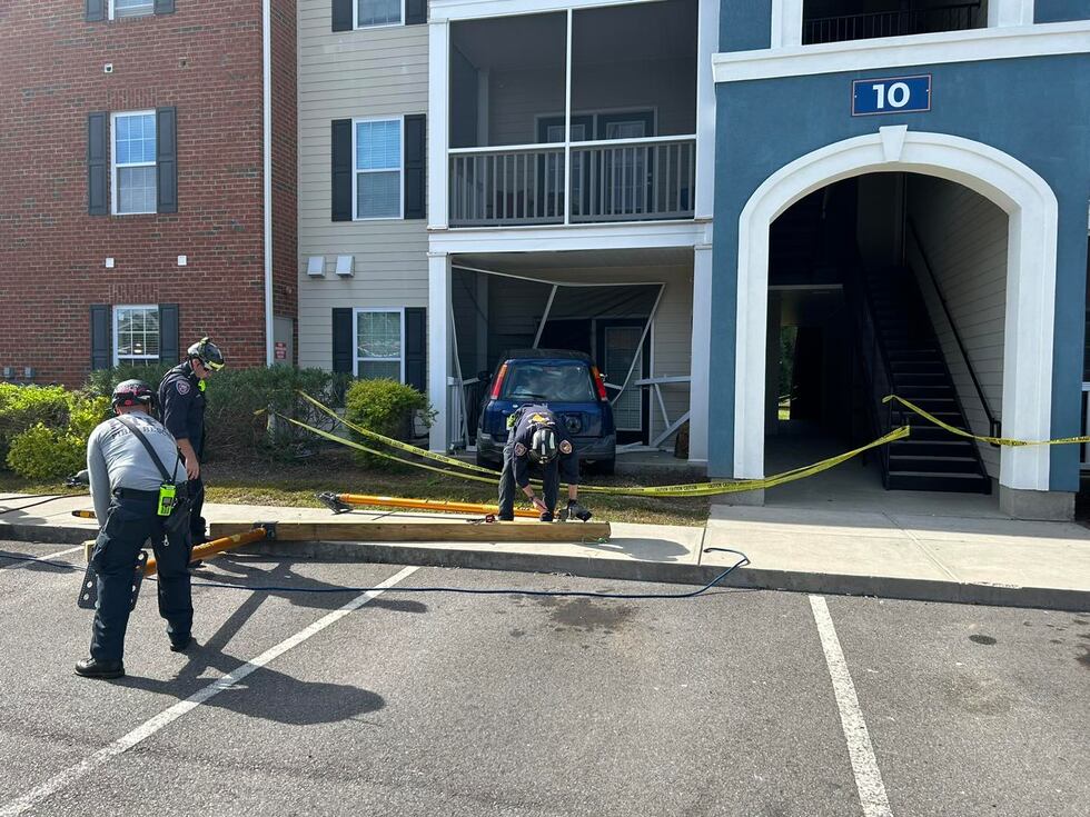 1 person injured after car crashes into The Palmer Apartments in Jasper Co.
