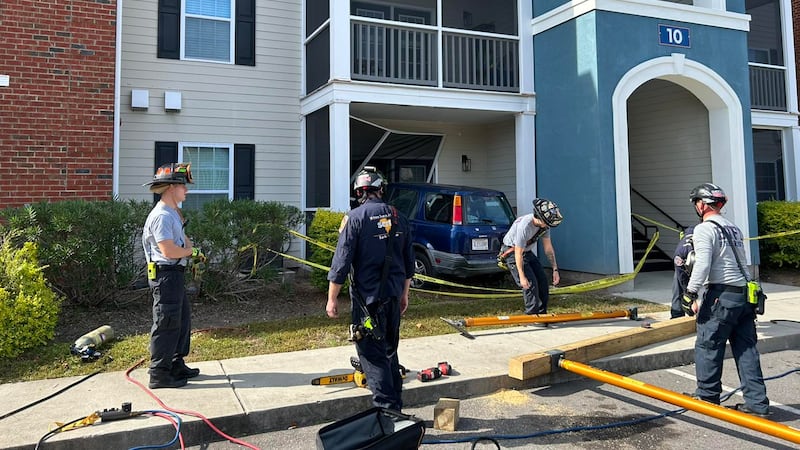 1 person injured after car crashes into The Palmer Apartments in Jasper Co.